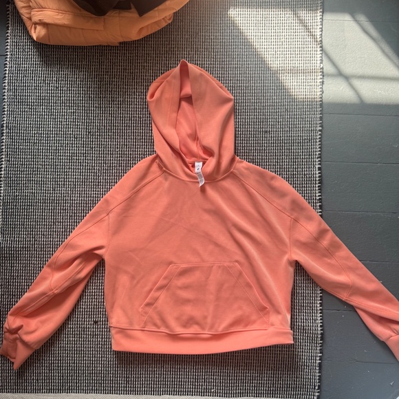 Lululemon women’s Sweatshirt - Picture 2 of 2